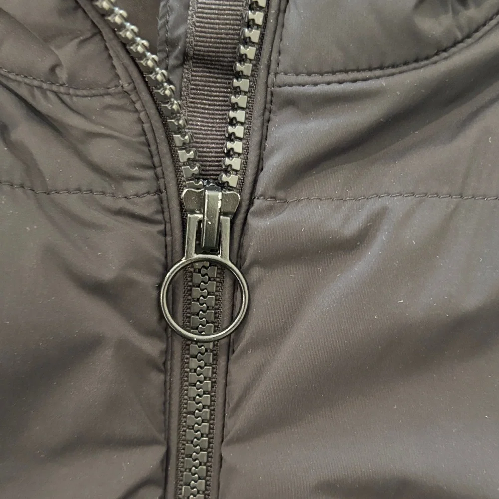 Vuori Black Quilted Puffer Jacket - Picture 4 of 6